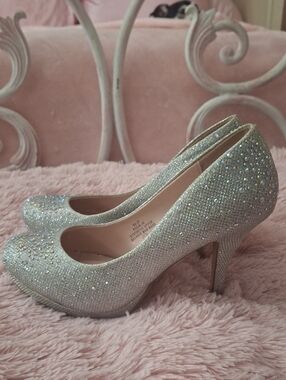 De Blossom Collection Sparkling Silver Rhinestone High Heel Pumps Size 7½